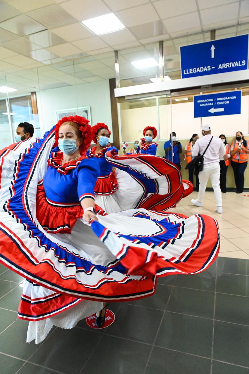 MITUR celebra 177 aniversario Independencia Nacional en aeropuerto