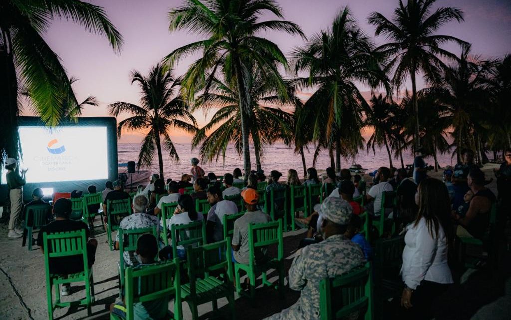 En Isla Saona disfrutan de la proyección de dos películas gracias a la energía limpia